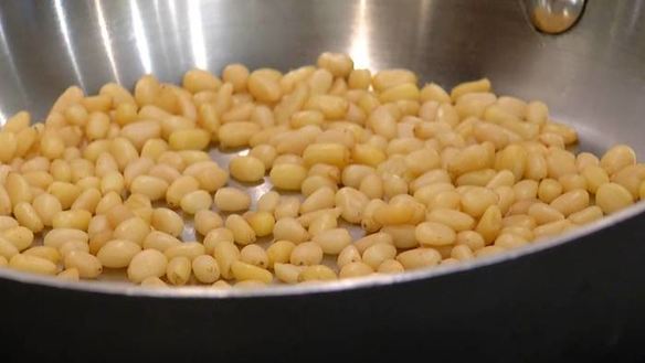 ШАГ 7. фокачча с помидорами черри и соусом песто