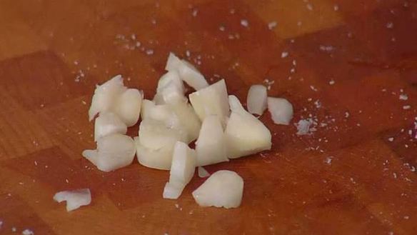 ШАГ 9. фокачча с помидорами черри и соусом песто