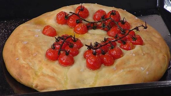 ШАГ 11. фокачча с помидорами черри и соусом песто