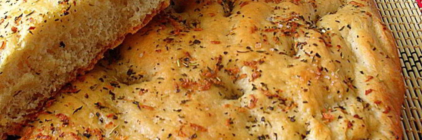 Фокачча с розмарином и чесноком