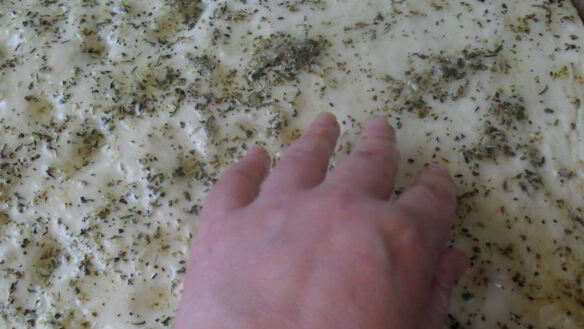 ШАГ 5. фокачча с розмарином и чесноком