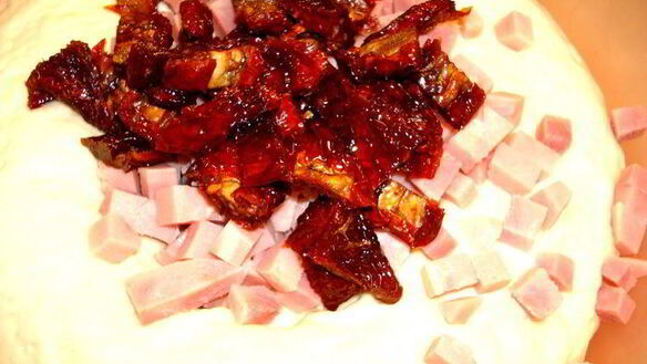 ШАГ 4. фокачча с ветчиной и вялеными помидорами италия