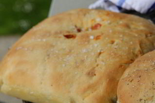 Фокачча с вялеными помидорами