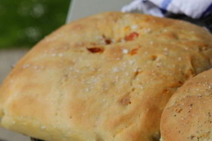 Фокачча с вялеными помидорами