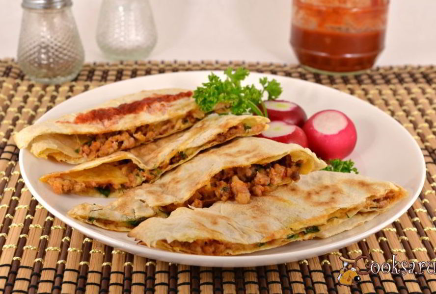 Лепешки из лаваша с мясом и сыром