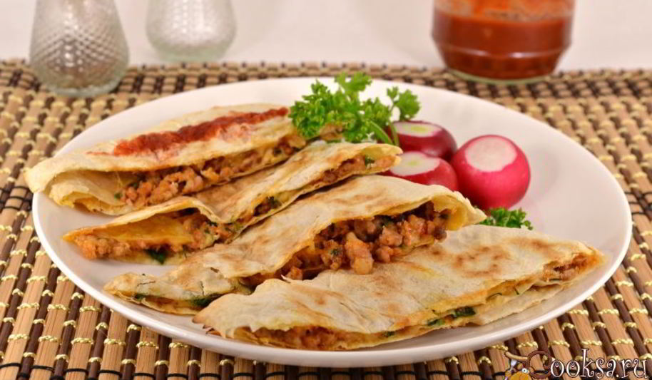 Рецепт лепешки из лаваша с мясом и сыром