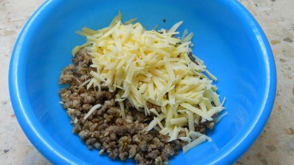 ШАГ 2. лепешки из лаваша с мясом и сыром