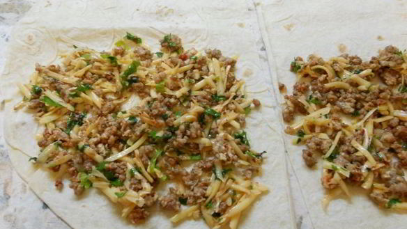 ШАГ 4. лепешки из лаваша с мясом и сыром