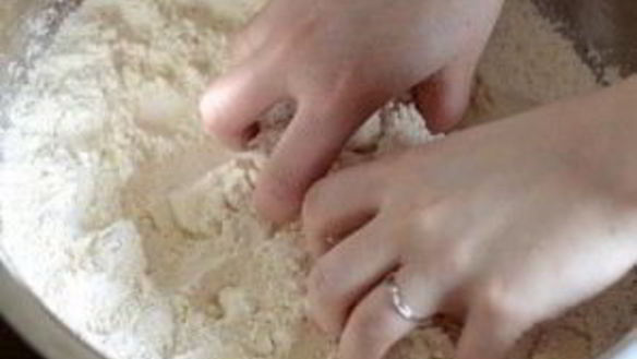 ШАГ 2. лепешки с беконом, луком и сыром