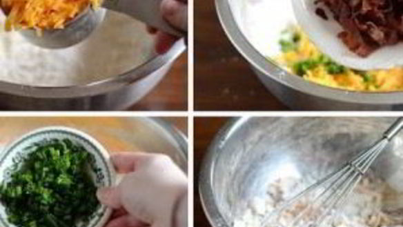 ШАГ 3. лепешки с беконом, луком и сыром