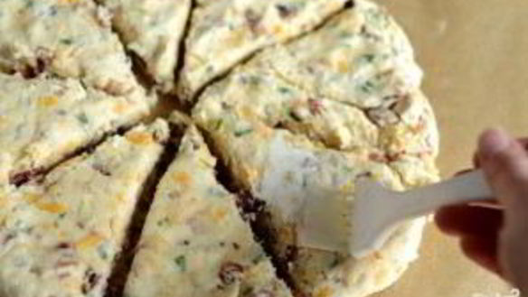 ШАГ 6. лепешки с беконом, луком и сыром