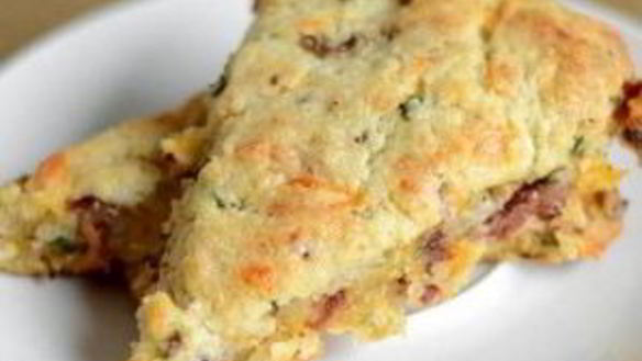 ШАГ 7. лепешки с беконом, луком и сыром