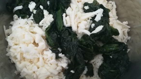 ШАГ 2. лепешки с начинкой из сыра и шпината