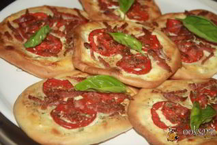 Лепешки с помидорами колбасой сальчичон и сметанно-сырной намазкой