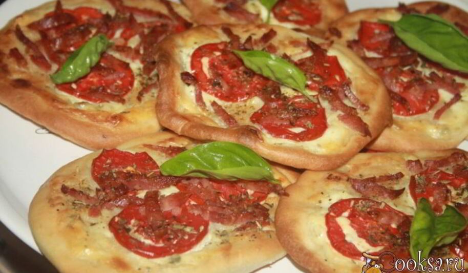 Рецепт лепешки с помидорами колбасой сальчичон и сметанно-сырной намазкой