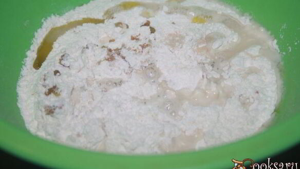 ШАГ 2. лепешки с помидорами колбасой сальчичон и сметанно-сырной намазкой