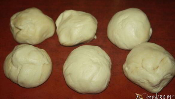 ШАГ 4. лепешки с помидорами колбасой сальчичон и сметанно-сырной намазкой