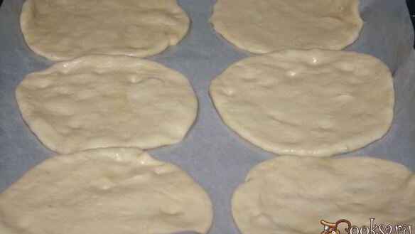 ШАГ 5. лепешки с помидорами колбасой сальчичон и сметанно-сырной намазкой