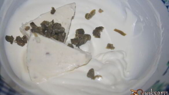 ШАГ 6. лепешки с помидорами колбасой сальчичон и сметанно-сырной намазкой