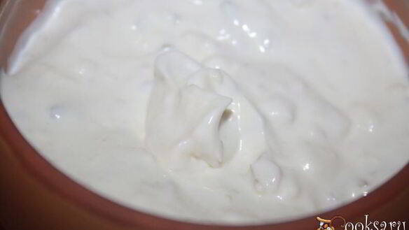 ШАГ 7. лепешки с помидорами колбасой сальчичон и сметанно-сырной намазкой