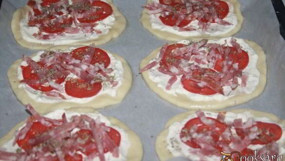 ШАГ 8. лепешки с помидорами колбасой сальчичон и сметанно-сырной намазкой