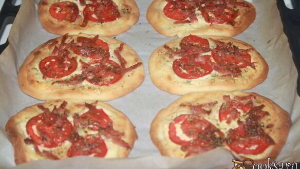 ШАГ 9. лепешки с помидорами колбасой сальчичон и сметанно-сырной намазкой