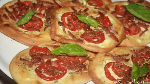 ШАГ 10. лепешки с помидорами колбасой сальчичон и сметанно-сырной намазкой