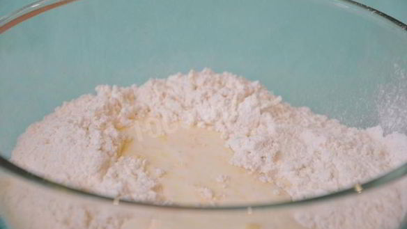 ШАГ 2. лепешки с зеленым луком и моцареллой