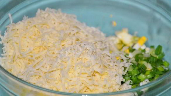 ШАГ 4. лепешки с зеленым луком и моцареллой