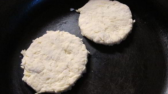 ШАГ 2. лепешки тминные с копченной скумбрией