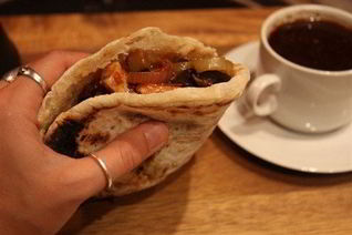 Пита с курицей и овощами