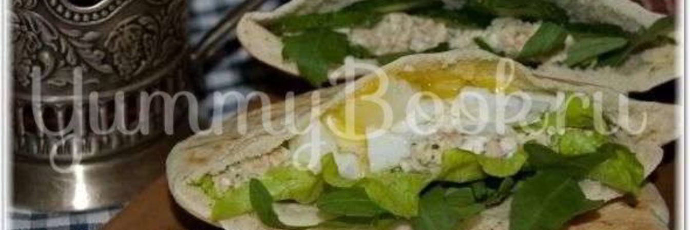 Пита с салатом из рукколы и горбуши