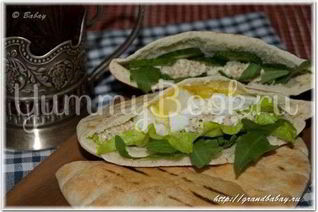 Пита с салатом из рукколы и горбуши