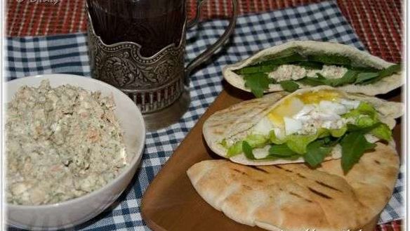 ШАГ 26. пита с салатом из рукколы и горбуши