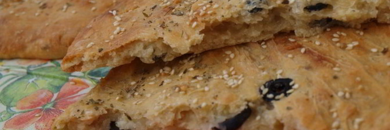 Пряная фокачча с маслинами