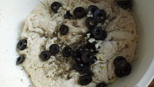 ШАГ 2. пряная фокачча с маслинами