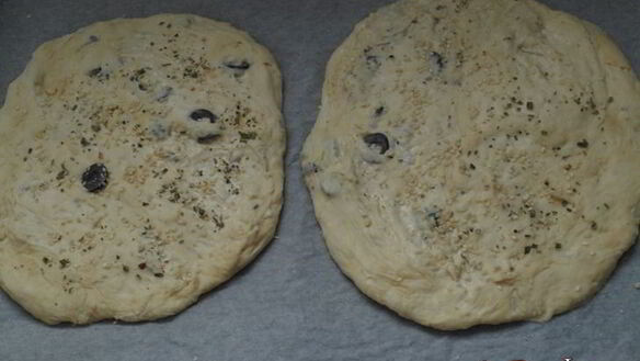 ШАГ 3. пряная фокачча с маслинами