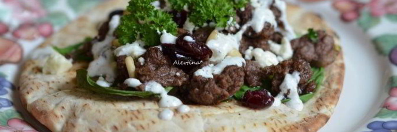 Ужин в турецком стиле на лепешке
