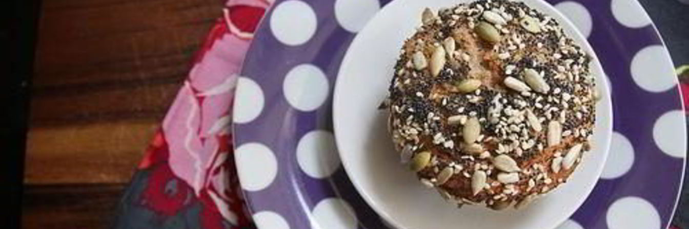 Банановые маффины с финиками и семечками