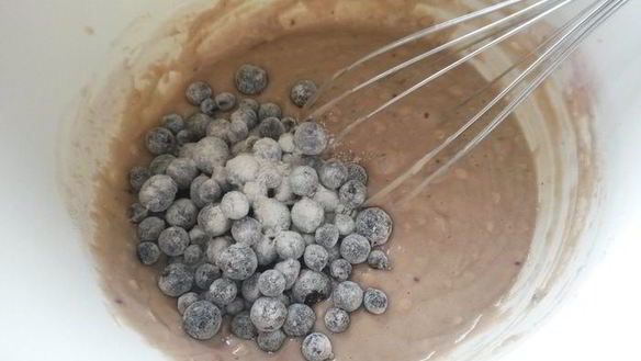 ШАГ 3. йогуртовые маффины с черной смородиной