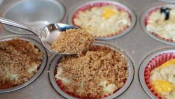 ШАГ 9. лавандовые маффины с ежевикой и персиками