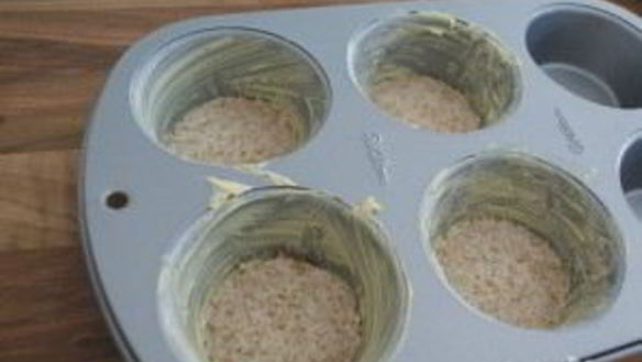 ШАГ 2. маффины с беконом и яйцом