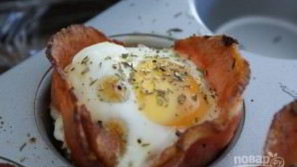 ШАГ 8. маффины с беконом и яйцом