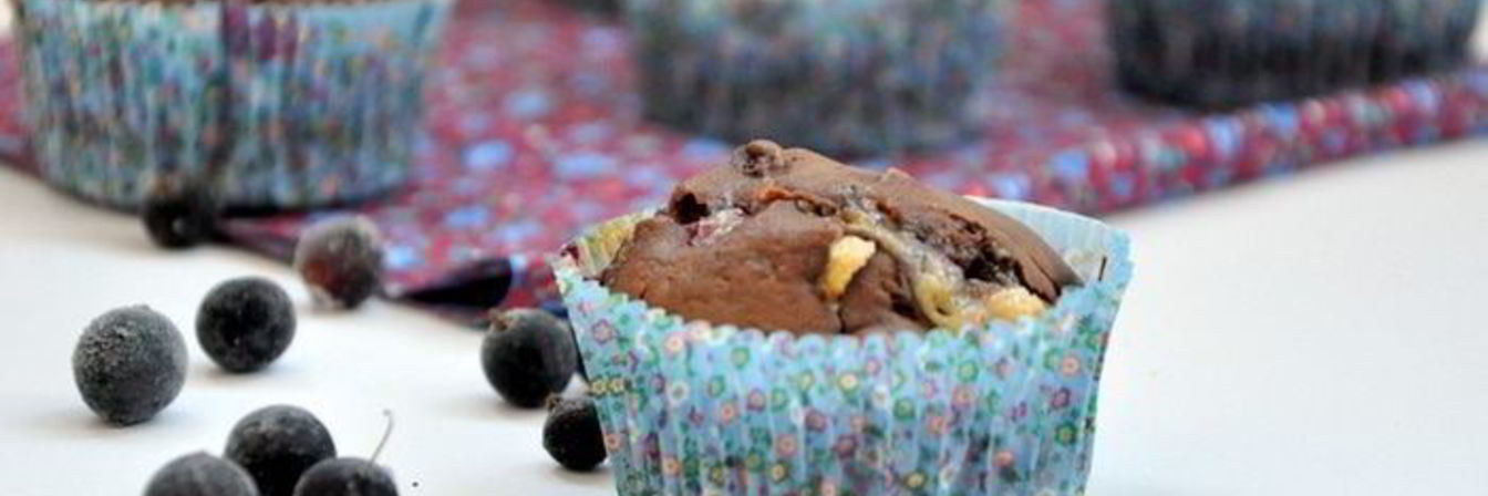 Маффины с черной смородиной и белым шоколадом