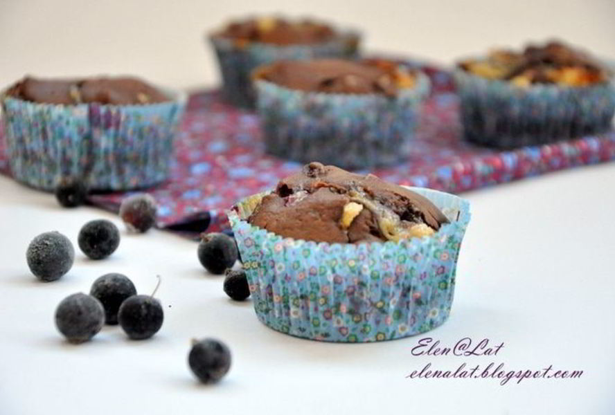 Маффины с черной смородиной и белым шоколадом