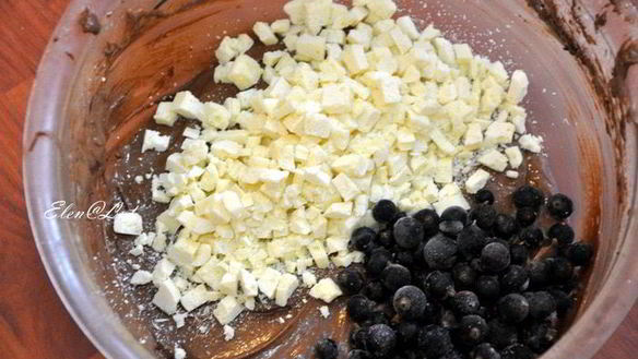 ШАГ 3. маффины с черной смородиной и белым шоколадом