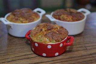 Маффины с кабачком, фетой и зеленым луком