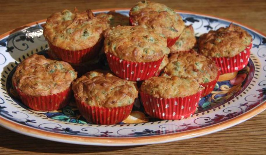 Рецепт маффины с карамелизированным луком, беконом и зеленым горошком