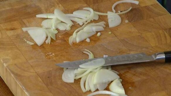 ШАГ 3. маффины с карамелизированным луком, беконом и зеленым горошком