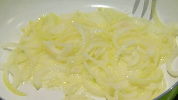 ШАГ 4. маффины с карамелизированным луком, беконом и зеленым горошком